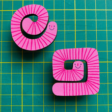 Wiggle Worm pin badge